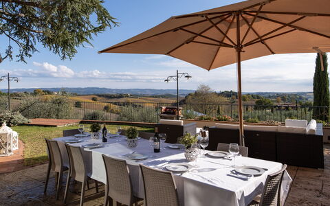 Villa L'elsa Beautiful Country Home With View: Meubles, Vaisselle, Table, Aliments, Chaise, Bar, Verres À Pied, Restaurant, Drinkware
