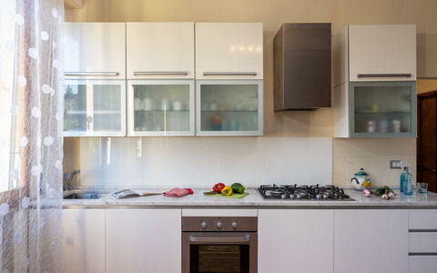 Casamia Tuscan Oasis: 4Br Panoramic Penthouse, Sky: Cuisine, Appareil De Cuisine, Principaux Appliance, Comptoir, Cabinetry, Design Intérieur, Bois, Meubles, Électroménager, Sol