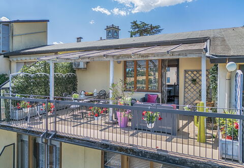 Casamia Tuscan Oasis: 4Br Panoramic Penthouse, Sky: Balcon, Pot De Fleur, Porche, Le Fer, Ombre, Plante D'Appartement, Chaise, Conception, Structure En Plein Air, Balustrade