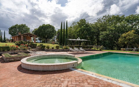 Dimora Di Castroncello: Arbre, Arbuste, Paysage, Jardin, Caractéristique De L'Eau, Piscine, Aménagement Paysager, Fontaine, Biens, Arrière-Cour