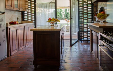 Dimora Di Castroncello: Meubles, Sol, Design Intérieur, Sol, Bois, Éclairage, Comptoir, Pièce, Tache De Bois, Cuisine