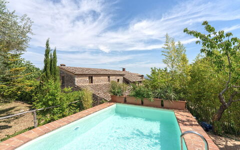 Podere Lorena, Charming Tuscan Farmhouse: Bleu, Architecture, Piscine, Composite, Biens, Hacienda, Villa, Ferme, Cour, Arrière-Cour