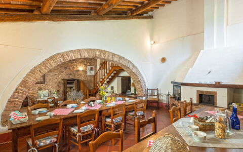 Podere Lorena, Charming Tuscan Farmhouse: Meubles, Mur, Bois, Table, Design Intérieur, Table Cuisine Et Salle A Manger, Sol, Plafond, Salle À Manger, Chaise