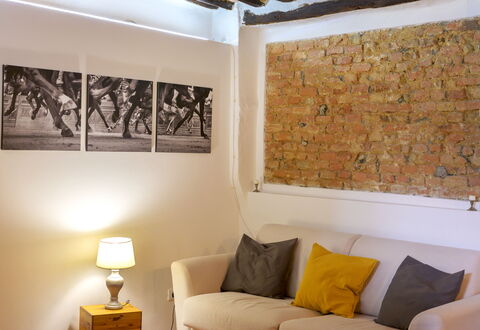 The Silent Courtyard Retreat: Spacious 2-Bedroom S: Mur, Design Intérieur, Meubles, Sol, Pièce, Domicile, Sol, Salon, Éclairage, Canapé