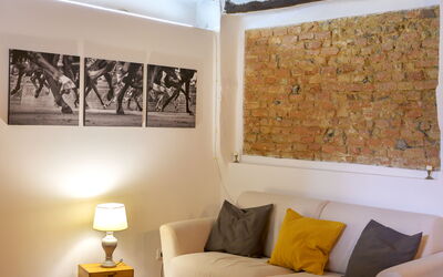 The Silent Courtyard Retreat: Spacious 2-Bedroom S: Mur, Design Intérieur, Meubles, Sol, Pièce, Domicile, Sol, Salon, Éclairage, Canapé