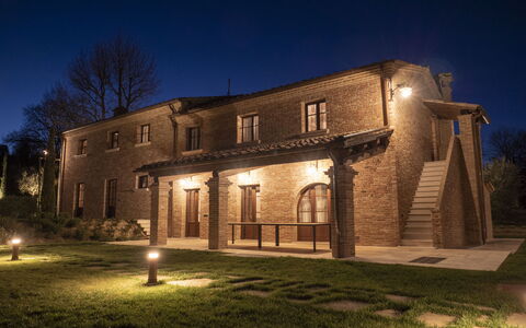 Villa Cortona: Eco-Sustainable Luxury Estate with: Mur, Bâtiment, Architecture, Façade, Domicile, Zone Résidentielle, Maison, Biens, Brique, Manoir