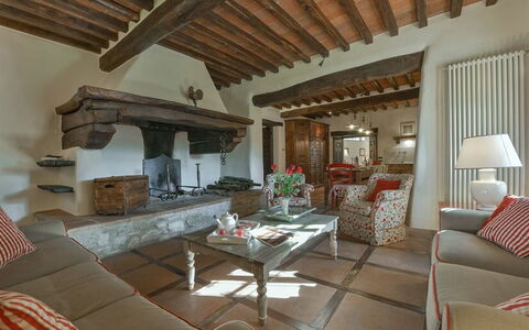 La Dimora del Chianti Dimora: Stunning Tuscan Vill: Meubles, Mur, Sol, Design Intérieur, Domicile, Pièce, Sol, Salon, Plafond, Éclairage