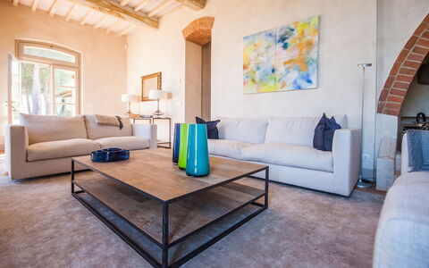 Villa Petrosa: Your Private Escape Overlooking the: Meubles, Canapé, Mur, Bois, Sol, Design Intérieur, Sol, Salon, Throw Pillow