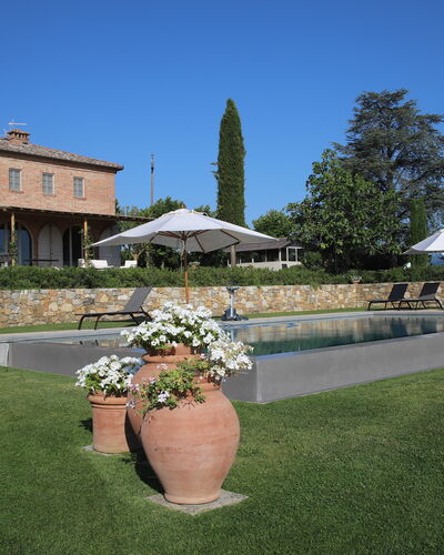 Villa Petrosa: Your Private Escape Overlooking the: Biens, Piscine, Jardin, Aménagement Paysager, Villa, Hacienda, Cour, Mobilier De Jardin, Cour, Manoir
