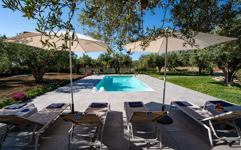 Villa Virginia: Piscine, Mobilier De Jardin, Meubles, Chaise, Recours, Ombre, Parapluie, Balancelle, Tableau De Plein Air, Loisir