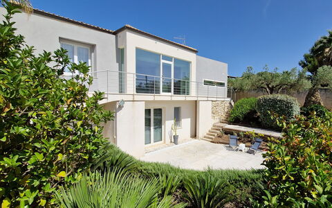 Villa Virginia: Zone Résidentielle, Arbuste, Domicile, Biens, Balcon, Jardin, Villa, Aménagement Paysager, Manoir, Hacienda