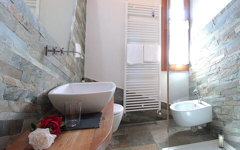 Villa Montello Pool, Jacuzzi, Ac, Wifi, Treviso: Sol, Sol, Design Intérieur, Luminaire Plomberie, Tuile, Salle De Bains, Plafond, Robinet, Plomberie, Mur De Pierre