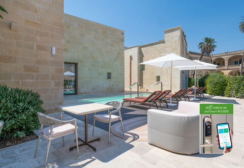 Corte Dei Granai Raro Rooms Collection: Ombre, Hacienda, Cour, Hôtel, Aménagement Paysager, Villa, Piscine, Recours, Mobilier De Jardin