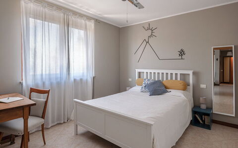 La Casa del Saggio: Lit, Meubles, Design Intérieur, Chambre, Literie, Mur, Sol, Sol, Drap De Lit, Plafond