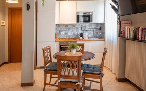 La Casa del Saggio: Meubles, Design Intérieur, Sol, Bois, Sol, Table, Pièce, Chaise, Plafond, Cuisine