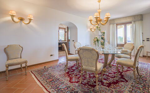 Villa Alessia Luxury: Design Intérieur, Meubles, Sol, Sol, Plafond, Éclairage, Pièce, Table, Salle À Manger, Chaise