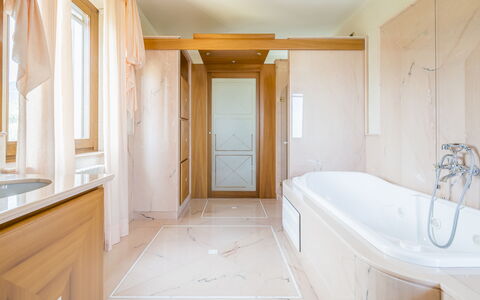 Villa Alessia Luxury: Sol, Design Intérieur, Sol, Bois, Plafond, Luminaire Plomberie, Éclairage, Salle De Bains, Domicile, Robinet