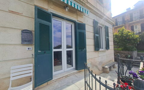 Central Design Flat With Parking, Bogliasco: Porte, Balcon, Accueil Porte, Ombre, Plante D'Appartement, Pot De Fleur, Peindre, Daylighting, Traitement De Fenetre, Couvre-Fenêtres