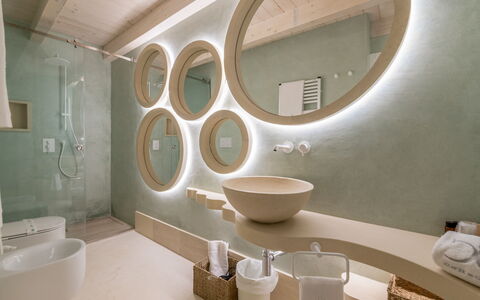 Palazzo Corte Dei Granai: Design Intérieur, Sol, Plafond, Éclairage, Sol, Luminaire Plomberie, Luminaire, Salle De Bains, Plomberie, Miroir