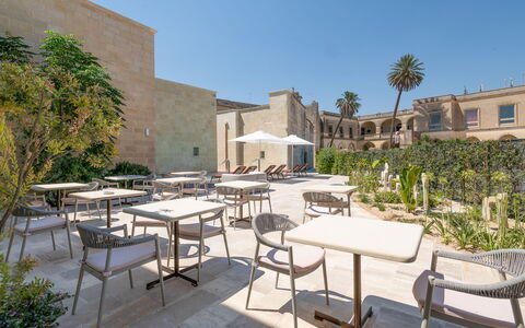 Palazzo Corte Dei Granai: Cour, Hacienda, Biens, Aménagement Paysager, Jardin, Ombre, Chaise, Cour, Hôtel