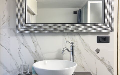 Casa Nina Seconda - Sanremo: Design Intérieur, Luminaire Plomberie, Miroir, Lavabo, Évier, Sol, Sol, Salle De Bains, Robinet, Plomberie