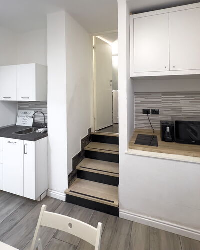 Casa Nina Seconda - Sanremo: Bois, Sol, Design Intérieur, Sol, Appartement, Pièce, Plafond, Parquet, Cuisine, Principaux Appliance