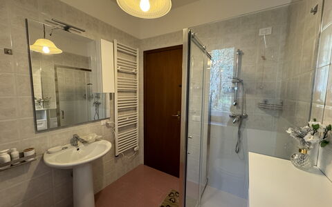 Il Volo Del Nibbio: Luminaire Plomberie, Sol, Salle De Bains, Lavabo, Sol, Design Intérieur, Évier, Robinet, Plomberie, Pièce