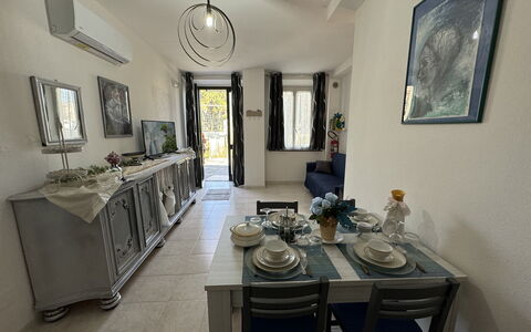 Il Volo Del Nibbio: Sol, Meubles, Sol, Appartement, Chaise, Table Cuisine Et Salle A Manger, Plante D'Appartement, Salon