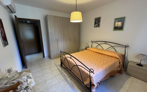Il Volo Del Nibbio: Lit, Meubles, Chambre, Design Intérieur, Literie, Drap De Lit, Sol, Sol, Bois, Pièce