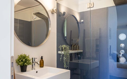 Green Suite Florence: Salle De Bains, Luminaire Plomberie, Design Intérieur, Miroir, Lavabo, Sol, Sol, Évier, Luminaire, Éclairage