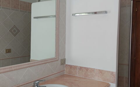 Belvedere Apartment Ac, Budoni: Lavabo, Luminaire Plomberie, Évier, Mur, Miroir, Design Intérieur, Salle De Bains, Sol, Robinet, Armoire De Toilette