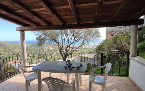 Belvedere Apartment Ac, Budoni: Meubles, Table, Chaise, Mobilier De Jardin, Table Cuisine Et Salle A Manger, Sol, Tableau De Plein Air, Porche, Balcon, Tache De Bois