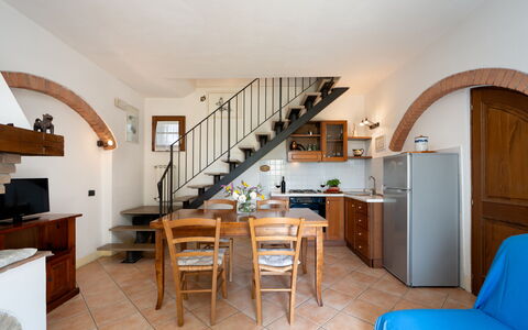 Casa Livia: Meubles, Design Intérieur, Cuisine, Chaise, Appartement, Plante D'Appartement, Comptoir, Table Cuisine Et Salle A Manger, Tache De Bois, Cabinetry