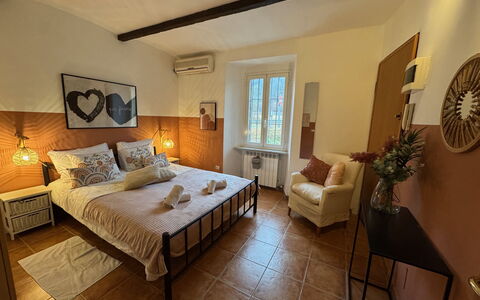 Cottage Wisteria: Meubles, Bois, Design Intérieur, Sol, Sol, Lit, Chambre, Linge, Plafond, Drap De Lit