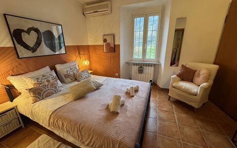 Cottage Wisteria: Meubles, Bois, Sol, Sol, Chambre, Design Intérieur, Lit, Linge, Pièce, Éclairage