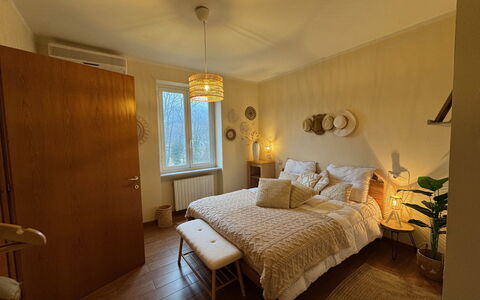 Cottage Wisteria: Meubles, Lit, Design Intérieur, Chambre, Literie, Sol, Sol, Mur, Drap De Lit, Bois