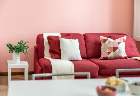 Movie Suite Jesi: Rouge, Meubles, Rose, Design Intérieur, Pièce, Throw Pillow, Coussin, Oreiller, Salon, Peindre