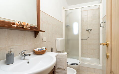 Villa Gori: Sol, Lavabo, Design Intérieur, Sol, Luminaire Plomberie, Salle De Bains, Évier, Toilette, Siège De Toilette, Meubles