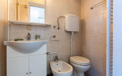 Sanremo 717: Salle De Bains, Luminaire Plomberie, Lavabo, Évier, Sol, Sol, Toilette, Design Intérieur, Siège De Toilette, Robinet