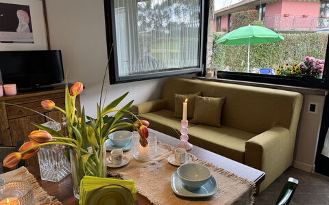 Green Hills 13: Bois, Design Intérieur, Meubles, Sol, Pièce, Salon, Canapé, Plante D'Appartement, Table Basse