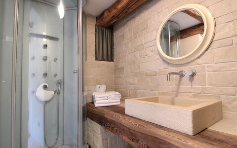 Design Loft, Romantic Retreat, Feltre: Mur, Luminaire Plomberie, Salle De Bains, Design Intérieur, Sol, Bois, Sol, Lavabo, Évier, Plomberie