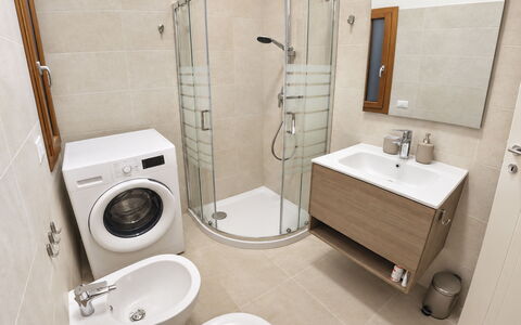 Harmony - Holiday and Workation: Salle De Bains, Luminaire Plomberie, Sol, Évier, Design Intérieur, Lavabo, Sol, Toilette, Robinet, Armoire De Toilette