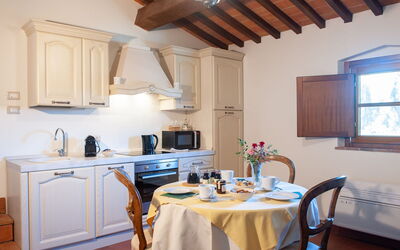 Appartamento Ausonia: Meubles, Design Intérieur, Bois, Sol, Cuisine, Plafond, Pièce, Cabinetry, Comptoir, Appareil De Cuisine