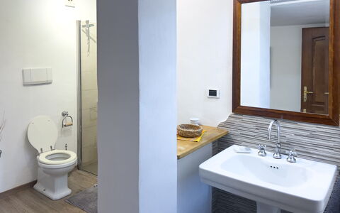 Casa Delle Chicche - Imperia: Salle De Bains, Lavabo, Luminaire Plomberie, Évier, Mur, Sol, Sol, Design Intérieur, Robinet, Toilette