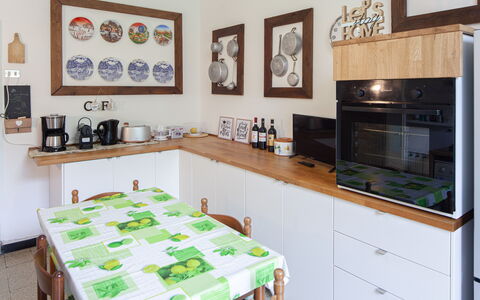 Corso Roma 15 Vacanze - Levanto: Appareil De Cuisine, Cuisine, Comptoir, Principaux Appliance, Design Intérieur, Meubles, Bois, Cabinetry, Sol, Petit Appareil