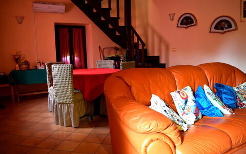 Casa Carletto, Abruzzo: Meubles, Design Intérieur, Sol, Sol, Pièce, Orange, Éclairage, Salon, Canapé, Plafond
