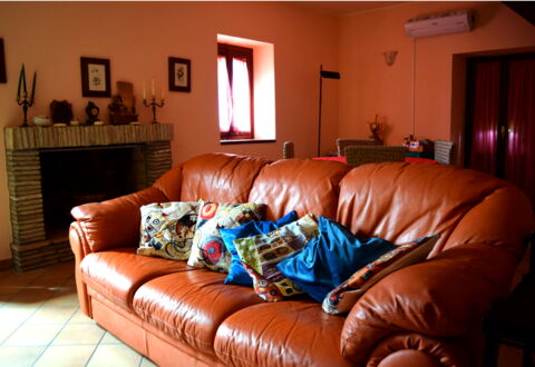 Casa Carletto, Abruzzo: Meubles, Canapé, Design Intérieur, Sol, Salon, Sol, Bois, Pièce, Textile