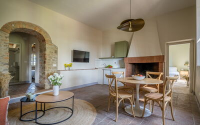Relais Badia a Passignano - Appartamento Syrah: Meubles, Design Intérieur, Chaise, Sol, Éclairage, Table, Sol, Plafond, Table Cuisine Et Salle A Manger, Salon