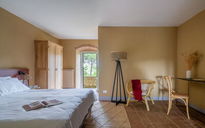 Relais Badia a Passignano - Appartamento Pinot Ner: Meubles, Design Intérieur, Chambre, Bois, Lit, Drap De Lit, Sol, Sol, Literie, Pièce