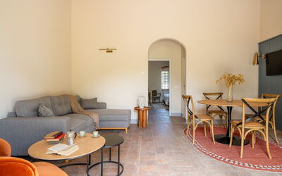 Relais Badia a Passignano - Appartamento Chardonna: Sol, Meubles, Design Intérieur, Sol, Plafond, Chaise, Pièce, Table Cuisine Et Salle A Manger, Tache De Bois, Salon